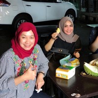 Asyik makan duren bersama teman-temannya, Rieta Amilia yang dikenal sebagai pengusaha itu tampak ditemani tas Hermes Kelly 28 cm seharga US$ 8.500 atau sekitar Rp 118 juta. Foto: Instagram/rieta_amilia