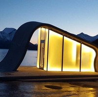 Banyak orang menyebutnya sebagai toilet umum paling indah di dunia. Toilet di Storvik, Norwegia, ini berada di bangunan berbentuk gelombang warna abu-abu, dengan jendela kaca buram dan pendar cahaya kuning yang hangat nan indah. Untuk membangun toilet dengan eksterior yang cantik ini, menghabiskan biaya hingga Rp 27 miliar. Foto: ist.