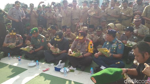 Begini Momen Gubernur, Kapolda, dan Pangdam Sarapan Nasi Kucing