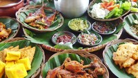 Aneka sambal, gorengan, tahu dan tempe, serta ayam goreng kampung menjadi menu makan siang yang pas dipadukan dengan hangatnya nasi liwet milik @nyicip. Foto: Instagram