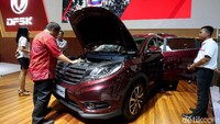 Mobil tersebut juga dilengkapi dengan sistem monitor parkir yang cukup detail.