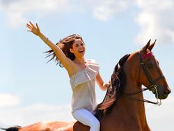 Ayahnya Berduit Triliunan, Begini Tingkah Anak Gadisnya