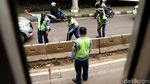 Petugas TransJ Perlebar Separator Halte Simprug