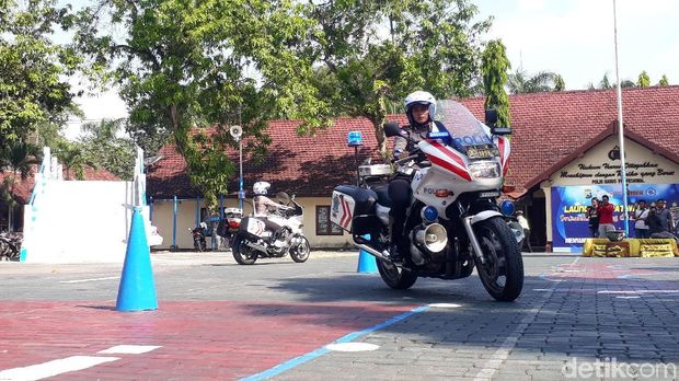 2 Polwan Cantik Ini Didaulat Jadi Patwal, Lihat Aksinya Naik Motor