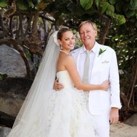 Pengusaha dan ilmuwan komputer James Clark menikah dengan Kristy Hinze. Kristy adalah model dan aktris yang pernah menghiasi majalah Sports Illustrated hingga panggung peragaan Victorias Secret. Keduanya memiliki jarak usia yang sangat jauh yakni 36 tahun. Foto: Getty Images