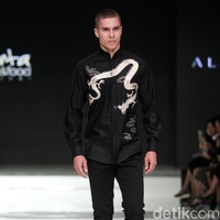 Ada pula Albert Yanuar yang menghadirkan kemeja hitam berkerah cheongsam berhiaskan bordiran emas motif naga. Busana tersebut berpadu apik dengan panorama Pura Ulun Danu Beratan, Bedugul, di Bali, yang dramatis. (Foto: Mohammad Abduh/Wolipop)