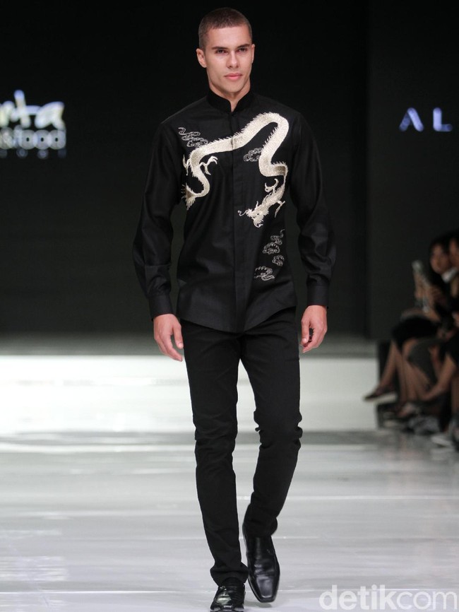 Ada pula Albert Yanuar yang menghadirkan kemeja hitam berkerah cheongsam berhiaskan bordiran emas motif naga. Busana tersebut berpadu apik dengan panorama Pura Ulun Danu Beratan, Bedugul, di Bali, yang dramatis. (Foto: Mohammad Abduh/Wolipop)