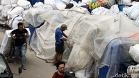 Puluhan karung tersebut dibiarkan menumpuk di atas trotoar.