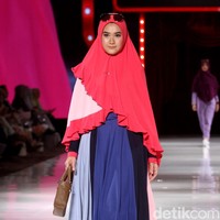Fashion show koleksi terbaru busana muslim SI.Se.Sa yang bertema The Khadeeja di Fairmont Hotel, Jakarta, Rabu [18/4/2018]. [Foto: Mohammad Abduh/Wolipop]