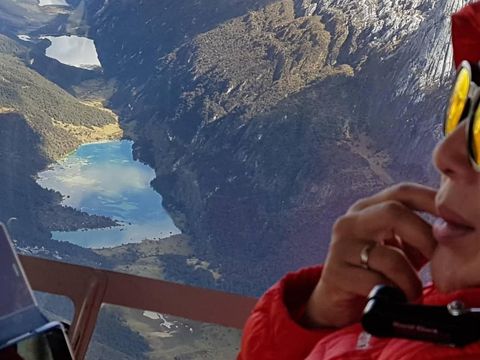 Yang Baru di Papua: Naik Helikopter ke Gunung Es