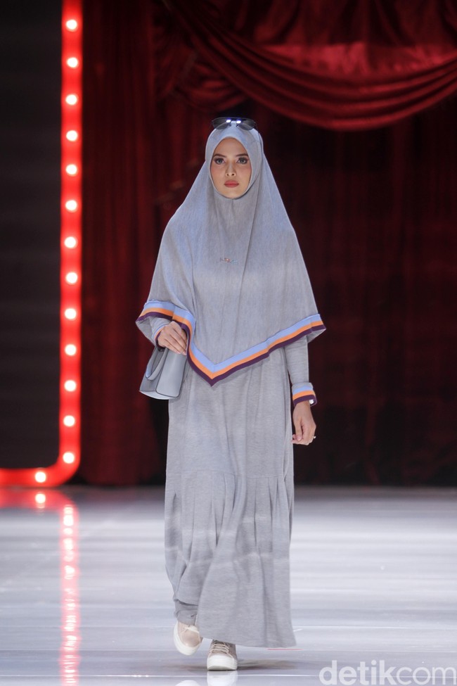 Fashion show koleksi terbaru busana muslim SI.Se.Sa yang bertema The Khadeeja di Fairmont Hotel, Jakarta, Rabu [18/4/2018]. Foto: Mohammad Abduh/Wolipop