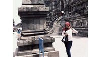 Masih di foto lawas Tiara Alincia. Ia sedang ada di Candi Prambanan, Klaten (tiaralincia/Instagram)