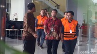 Mereka beriringan masuk ke dalam mobil tahanan untuk menunaikan ibadah salat Jumat di masjid terdekat.