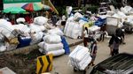 Duh! Tumpukan Karung dan Galian di Pasar Tanah Abang Bikin Macet