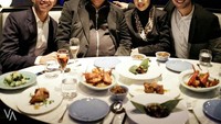 Ketika berlibur ke Amerika, Vidi dan keluarganya menikmati makan malam mewah di salah satu restoran di Las Vegas. Wah, jadi bikin iri, ya? Foto: Instagram @vidialdiano