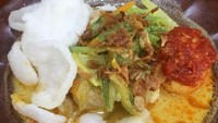 Lontong sayur dengan paduan sayur plus buncis dan labu siam yang enak dinikmati bersama dengan telur balado dan sambal enak dinikmati dengan kerupuk renyah. Foto: Instagram @shin.verdefit.
