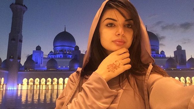 Diana yang berasal dari Republik Kabardino-Balkar, Rusia barat daya, daerah yang didominasi muslim, menerima serangkaian kritik online. Foto: Instagram @_missaltman__