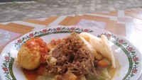 Pagi-pagi memang enaknya menikmati sarapan lontong sayur. Lontong medan ini dicampur dengan telur balado dan juga bihun. Ah, sedap. Foto: Instagram @berkahifood