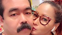 Bahkan Inul Daratista mengaku tidak pernah melihat Adam Suseno tampil tanpa kumisnya. Foto: Instagram