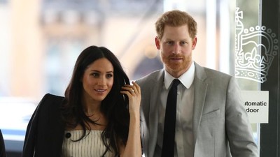 So Sweet! Meghan Markle dan Pangeran Harry Serasi Bergaya Monokromatik