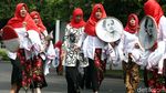 Ratusan Bidan Desa Berbusana Kartini Temui Moeldoko