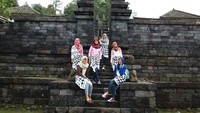 Alincia memang sering jalan-jalan ya. Ini saat ia bersama kawan-kawannya di Ceto Temple, Karanganyar (tiaralincia/Instagram)