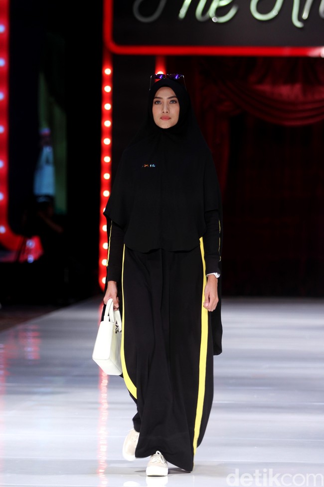 Fashion show koleksi terbaru busana muslim SI.Se.Sa yang bertema The Khadeeja di Fairmont Hotel, Jakarta, Rabu [18/4/2018]. Foto: Mohammad Abduh/Wolipop