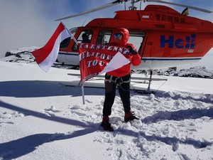 Yang Baru di Papua: Naik Helikopter ke Gunung Es