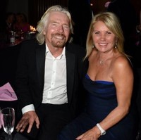 Kalau ingin bertemu calon suami kaya tak perlu di acara gala dinner atau korporat. Seperti Joan yang bertemu Richard Branson di toko barang antik. Dilansir Brightside, ketika itu Joan sudah menikah dengan pria lain. Namun akhirnya Joan bercerai dan menikah dengan pendiri Virgin Group tersebut pada tahun 80an. Kini mereka telah dikaruniai dua orang anak. Foto: Getty Images