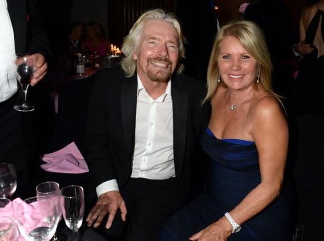 Kalau ingin bertemu calon suami kaya tak perlu di acara gala dinner atau korporat. Seperti Joan yang bertemu Richard Branson di toko barang antik. Dilansir Brightside, ketika itu Joan sudah menikah dengan pria lain. Namun akhirnya Joan bercerai dan menikah dengan pendiri Virgin Group tersebut pada tahun 80an. Kini mereka telah dikaruniai dua orang anak. Foto: Getty Images