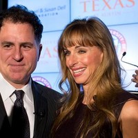 Wanita cantik ini adalah istri dari Michael Dell, pemilik perusahaan Dell. Susan bertemu dengan Michael dari kencan buta. Saat itu, Susan yang merupakan atlet triathlon yang mahir berenang, bersepeda, dan berlari itu pun langsung merebu hati Michael. Bersama sang suami, Susan tergabung dalam The Michael & Susan Dell Foundation. Foto: Getty Images