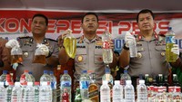 Kapolda Metro Jaya Irjen Pol Idham Aziz beserta Wakapolda Metro Jaya Brigjen Pol Purwadi Arianto dan Kabid Humas Polda Metro Jaya, Kombes Argo Yuwono menunjukkan barang bukti miras oplosan di Mapolda Metro Jaya, Jakarta, Jumat (20/4/2018).