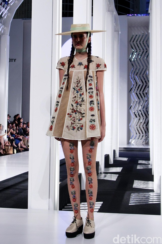 Fashion show koleksi terbaru dari Priyo Oktaviano yang bertemakan La Riviera di Fashion Nation 2018, Senayan City, Jakarta. Foto: Mohammad Abduh/Wolipop