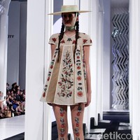 Fashion show koleksi terbaru dari Priyo Oktaviano yang bertemakan La Riviera di Fashion Nation 2018, Senayan City, Jakarta. Foto: Mohammad Abduh/Wolipop