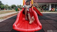 Anak-anak bermain prosotan.