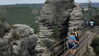Tebing dan jembatan ini berada di kawasan Taman Nasional Saxon Switzerland, Jerman. Kawasan ini terkenal dengan pemandangan alamnya yang paling spektakuler di Jerman. (antvertunov/ Instagram)