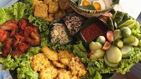 Lihat nih menu nasi liwet komplet dari @nasi.nasian, bakwan jagung dan ayam cabai dipadukan teri dan cumi jadi kombinasi yang pas untuk makan siang kenyang. Foto: Instagram