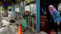 Walaupun begitu halte tetap beroprasi. Namun, hanya dua pintu yang digunakan penumpang ke arah Permata Hijau atau arah Lebak Bulus.