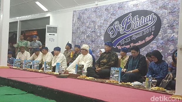 SBY dan Bu Ani mendengarkan aspirasi warga Baduy.