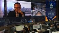 Dari Istanbul, Anies mengadakan telekonferensi dengan Wakil Gubernur Sandiaga Uno, Jumat (20/4) kemarin. Telekonferensi dilakukan Sandiaga di jakarta di Ruang Jakarta Smart City, Lantai 3, Balai Kota. (Indra Komara/detikcom)