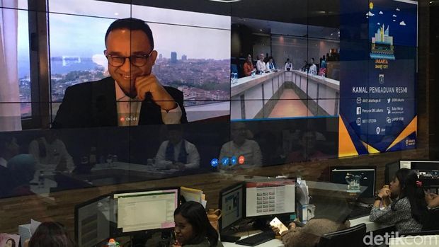  Gubernur DKI Jakarta Anies Baswedan melakukan teleconference dengan Wagub DKI Sandiaga Uno, Jumat (20/4/2018)