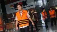 Para tahanan saat meninggalkan gedung KPK untuk menunaikan ibadah salat Jumat