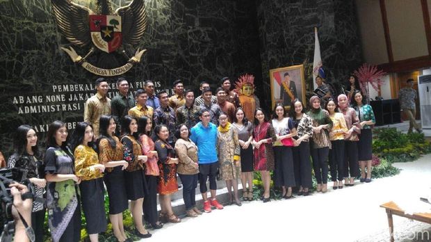  Wagub DKI Sandiaga Uno bersama finalis Abang None Jakarta di Balai Kota, Sabtu (21/4/2018)