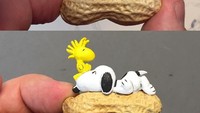 Kalau tadi memperlihatkan Snoopy yang sedih, karyanya yang satu ini justru sebaliknya. Snoopy digambarkan sedang bersantai di atas kulit kacang dan tertawa bersama sahabatnya. Foto: Instagram @stevecasino
