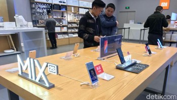 Di meja ini kita dapat menjajal Mi Mix 2S yang belum lama diperkenalkan. Foto: detikINET/Adi Fida Rahman