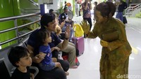 Sosok Raden Ajeng Kartini hadir dan menyapa penumpang di stasiun Gambir, Jakarta, Sabtu (21/4/2018).