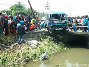 Minibus Tabrak Truk dan Biker di Jombang, 1 Orang Tewas