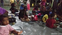 Foto: Warga etnis Rohingya ini berlayar dengan kapal ukuran kecil untuk mencari pekerjaan. Kondisi mereka lemas dan kekurangan cairan. Fotografer: Datuk Haris Molana/detikcom