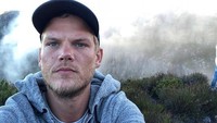 Baru pada bulan April lalu, DJ Avicii meninggal dengan cara menyayat pergelangan nadinya hingga kehabisan darah. Depresi disebut menjadi penyebab utamanya bunuh diri. (Foto: Instagram)
