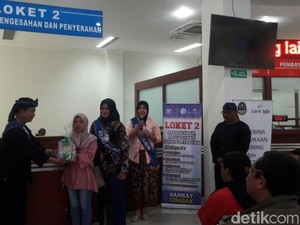 Hari Kartini, Polwan di Sukabumi Bagikan Doorprize pada Wajib Pajak
